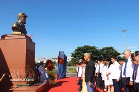 Delegates observe a minute of silence in tribute to Cuban leader Fidel Castro Ruz (Photo: VNA) 