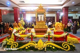 The area housing the Buddha’s relics at Quan Su Pagoda in Hanoi is solemnly arranged, creating a sacred and tranquil atmosphere. (Photo: VietnamPlus)