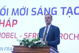 Serge Haroche, Nobel Prize laureate in Physics in 2012 for his pioneering contributions to quantum physics, speaks at the forum. (Photo: VNA)