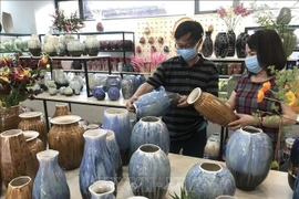 Tourists visit Bat Trang pottery village in Hanoi. (Photo: VNA)