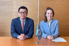 Ambassador Vu Le Thai Hoang, Permanent Representative of Vietnam to the United Nations (L) and Head of the Interpol’s Permanent Observer Office to the UN Floriane Bacconnier. (Photo: VNA)