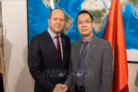 Vietnamese Trade Counsellor in Israel Le Thai Hoa (right) and Israeli Minister of Economy and Industry Nir Barkat (Photo: VNA)