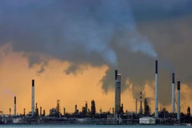 An offshore oil refinery facility off the coast of Singapore. (Photo: Reuters)