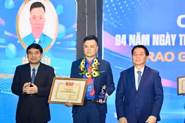 Nguyen Trong Nghia, Politburo member, Secretary of the Party Central Committee and Head of the Party Central Committee’s Commission for Information, Education and Mass Mobilisation (R) and Nguyen Dac Vinh, Chairman of the National Assembly’s Committee for Culture and Education, present the Ly Tu Trong Award. (Photo: The HCYU Central Committee) 