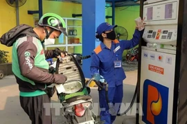 Fuel prices rise from 3:00 pm on August 28. (Photo: VNA)