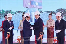 Prime Minister Pham Minh Chinh (second, left, front) and his Lao counterpart Sonexay Siphandone (second, right) break the ground for the Laos - Vietnam Friendship Park in Vientiane on January 10. (Photo: VNA)