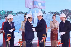 Prime Minister Pham Minh Chinh (second, left, front) and his Lao counterpart Sonexay Siphandone (second, right) break the ground for the Laos - Vietnam Friendship Park in Vientiane on January 10. (Photo: VNA)