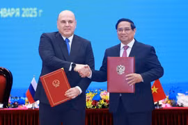 Prime Minister Pham Minh Chinh (R) and his Russian counterpart Mikhail Vladimirovich Mishustin sign a joint communiqué on the results of the Rusian PM's official visit to Vietnam. (Photo: VNA)