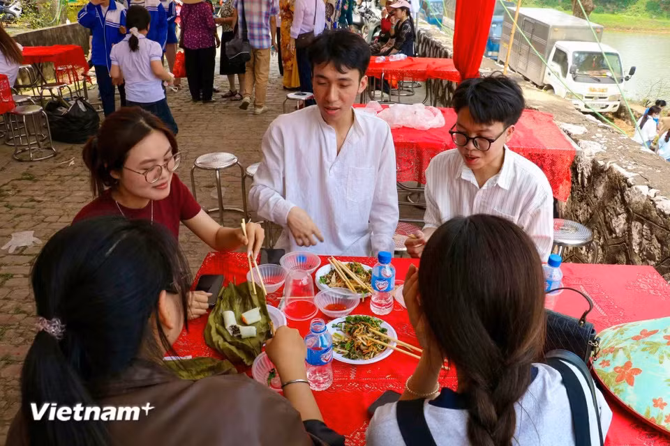 Replacing previously chaotic food stalls, the free self-service dining space is a meaningful cultural touchpoint where visitors from near and far can fully absorb the warmth and generosity of locals (Photo: VietnamPlus)
