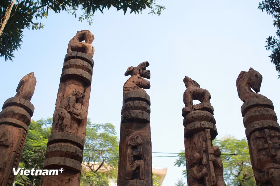 Honouring the image of the horse in the lives of Central Highlands communities, all the works feature this animal. The series of seven large wooden totem pillars created by Dang Minh Tam reflects the worldview of Central Highlands ethnic groups, highlighting the horse’s harmony and close bond with human life. (Photo: VietnamPlus)