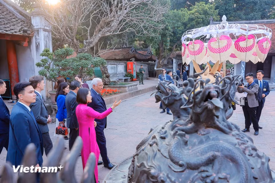 President of the European Council Antonio Costa at the Temple of Literature (Photo: VietnamPlus)