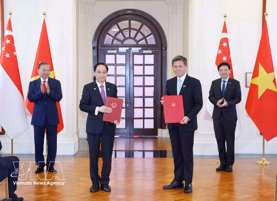 After the talks, Party General Secretary and State President To Lam and Singaporean Prime Minister Lawrence Wong witness the exchange of cooperation documents between the two countries. (Photo: VNA)