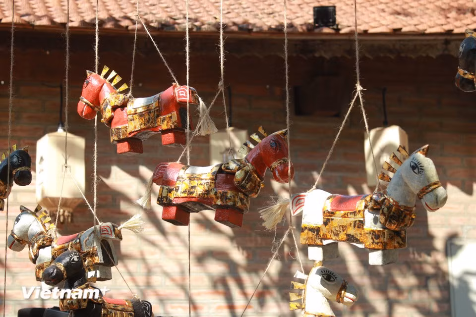 The vividly coloured exhibition space creates a visual counterbalance to the rustic wooden horse sculptures of the Central Highlands, enhancing the distinctive qualities of each style. (Photo: VietnamPlus)