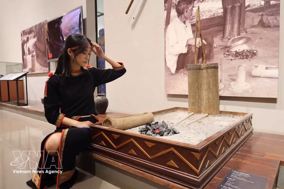 Visitors can try on traditional costumes and experience the living spaces of the Central Highlands' ethnic communities at Dak Lak Museum. (Photo: VNA)