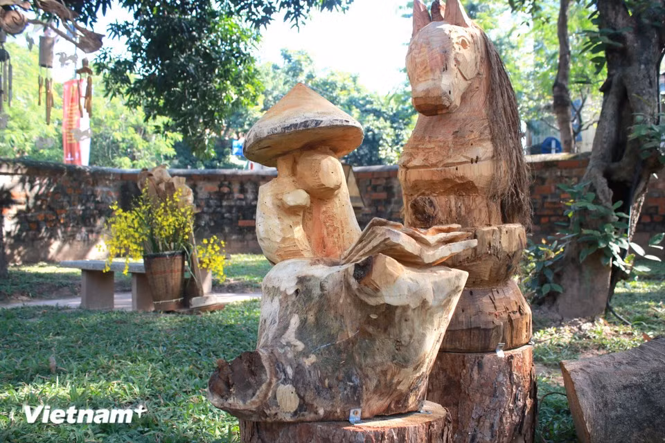 To suit the scholarly atmosphere of Van Mieu – Quoc Tu Giam, the artists also created such works as a mother-and-foal reading books, a “scholar horse” and a horse acting as an exam proctor. (Photo: VietnamPlus)