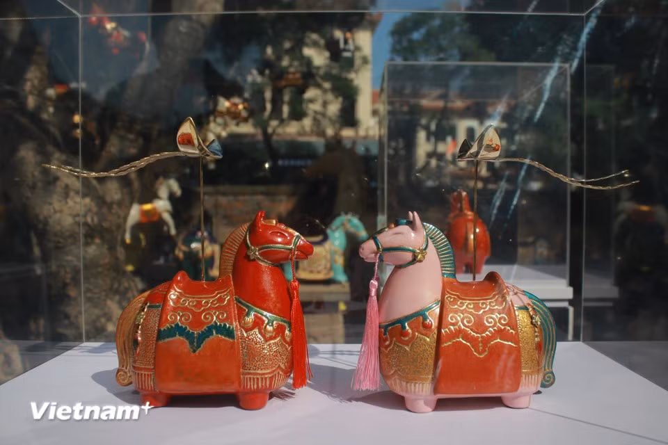 Particularly eye-catching is the “Ngua Hoa Mai” series, inspired by horses in ancient sculptures and traditional Vietnamese paintings, featuring plump forms symbolising abundance and prosperity. (Photo: VietnamPlus)