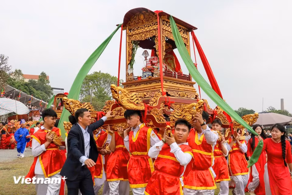 Under bright spring skies, red palanquins and colourful ceremonial costumes merge into a vivid cultural tableau that stirs pride among local residents (Photo: VietnamPlus)
