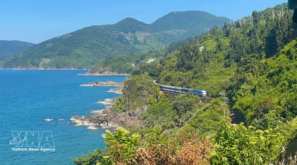 Lang Co Bay is made even more enchanting by the harmonious blend of mountains, rocks and sea, creating a picture-perfect natural landscape. (Photo: VNA)