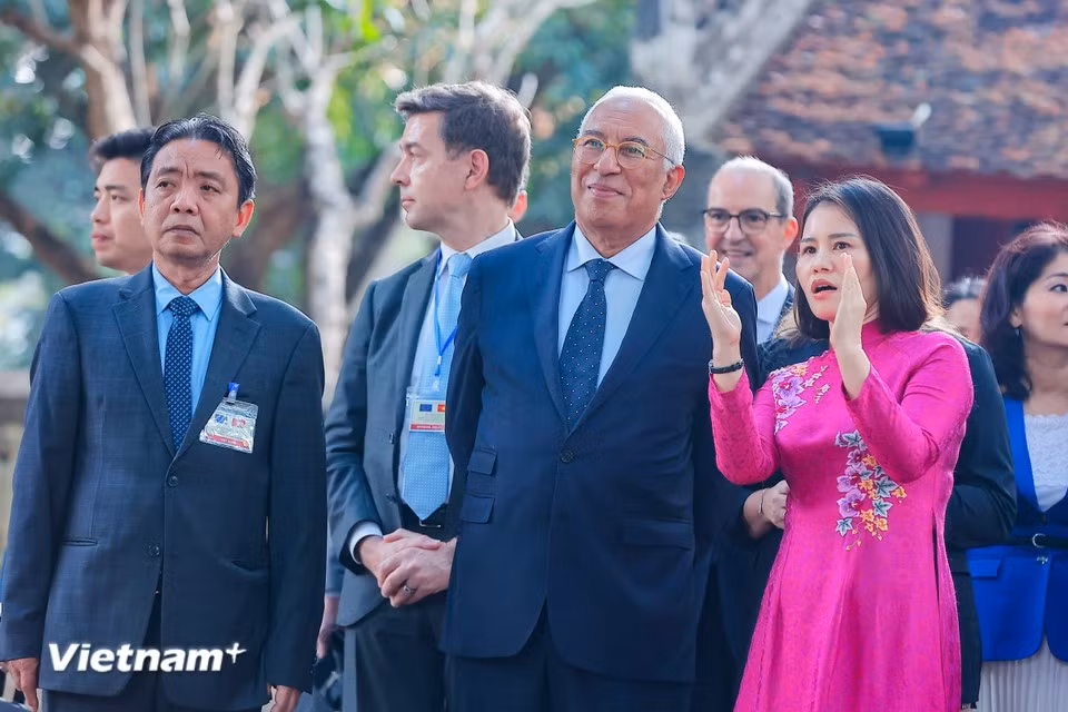 During his ongoing Vietnam visit from January 28-29, President of the European Council Antonio Costa visits the Temple of Literature (Photo: VietnamPlus)