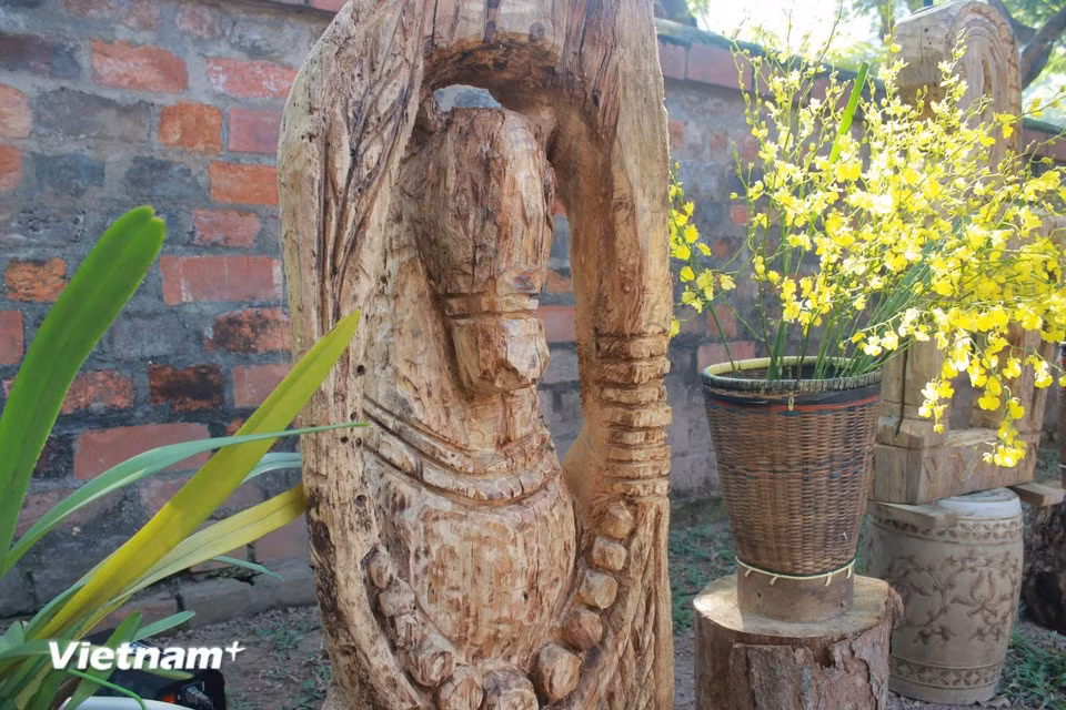 With their raw, symbolic, and abstract forms rather than realistic depiction, the sculptures imply the strength of nature bestowed upon humankind. (Photo: VietnamPlus)