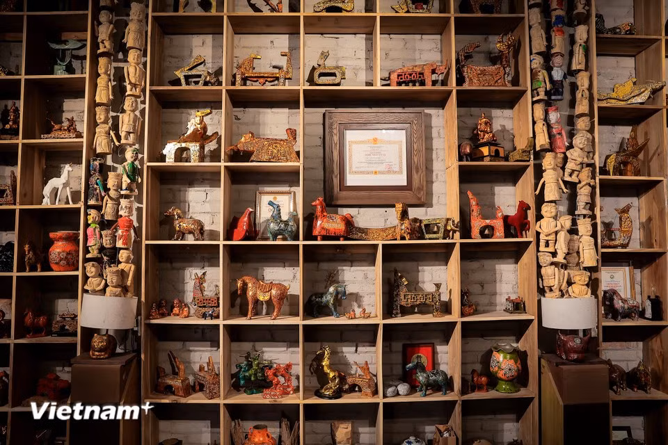 Giong is a collection of one-of-a-kind lacquer horse sculptures introduced to visitors on the occasion of the Lunar New Year – the Year of the Horse by Nguyen Tan Phat, an artisan from Doai region. It takes him 10 years to complete the works (Photo: VietnamPlus)