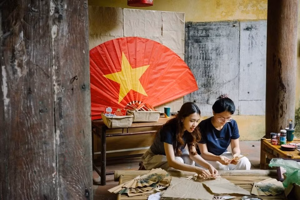 On May 2–3, the Hoa Sac Kinh Ky project is holding an exhibition and workshops on making Hang Trong folk paintings, alongside a range of handcrafted products made from traditional do paper. (Photo: VietnamPlus)
