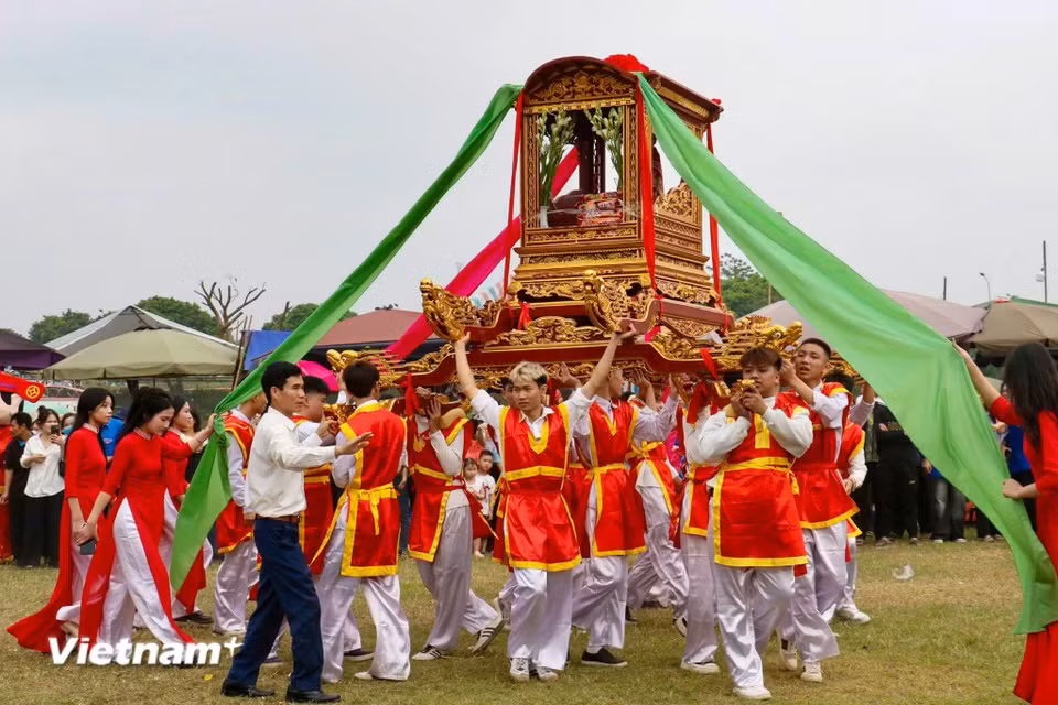 A defining feature of this year’s festival is the tight coordination between seasoned locals and a younger cohort. Every aspect of the tablet procession and ritual sequence is carefully passed down, preserving authenticity as modern life evolves (Photo: VietnamPlus)