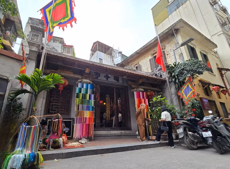Throughout April and May 2026, the Hoan Kiem Lake and Hanoi Old Quarter Management Board is hosting a series of events introducing traditional crafts of the ancient capital at communal houses, temples and both historic and contemporary cultural spaces. (Photo: VietnamPlus)