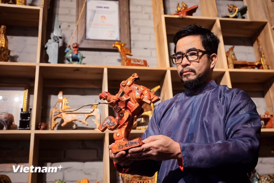 Inspired by the image of Saint Giong riding an iron horse in Vietnamese folklore, the collection welcoming the Lunar New Year - the Year of the Horse tells a unique Vietnamese story through handcrafted works by Meritorious Artisan Nguyen Tan Phat. (Photo: VietnamPlus)