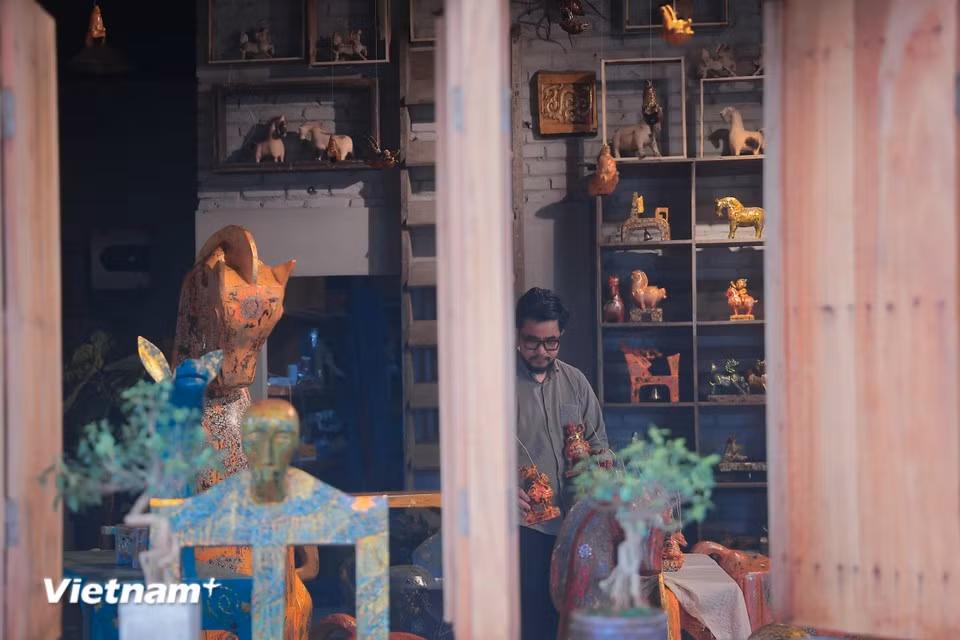 Artisan Nguyen Tan Phat says that his creations represent a fusion of cultural heritage and modern interior design, affirming the feng shui and artistic values of traditional Vietnamese handicrafts. (Photo: VietnamPlus)