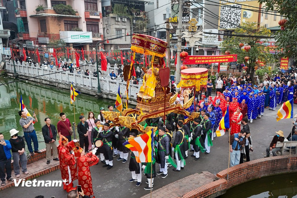 Every three years, the festival is organised on a larger scale, attracting large numbers of residents and visitors from across the country. (Photo: VietnamPlus)