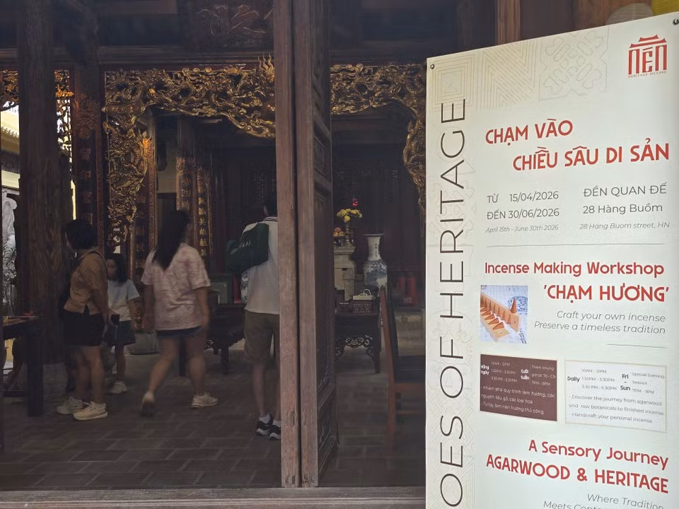 At Quan De Temple (28 Hang Buom street), visitors can take part in incense-making workshops held every morning and afternoon throughout the week until the end of the year. (Photo: VietnamPlus)