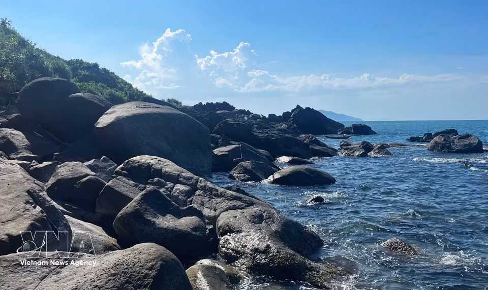 Jagged rock formations reach into the sea, complemented by the bay's crystal-clear turquoise waters. (Photo: VNA)