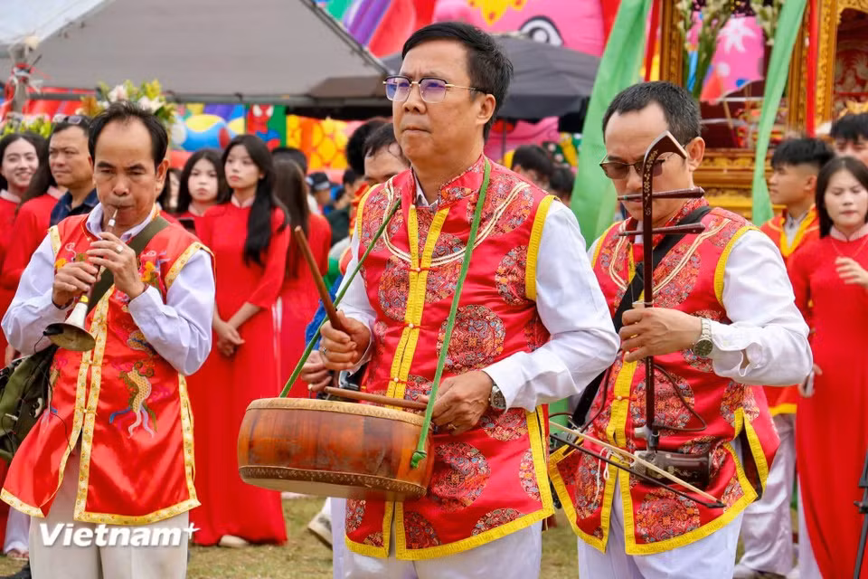Sacred rituals are conducted according to ancient customs, with the experience of village elders and the involvement of younger participants (Photo: VietnamPlus)