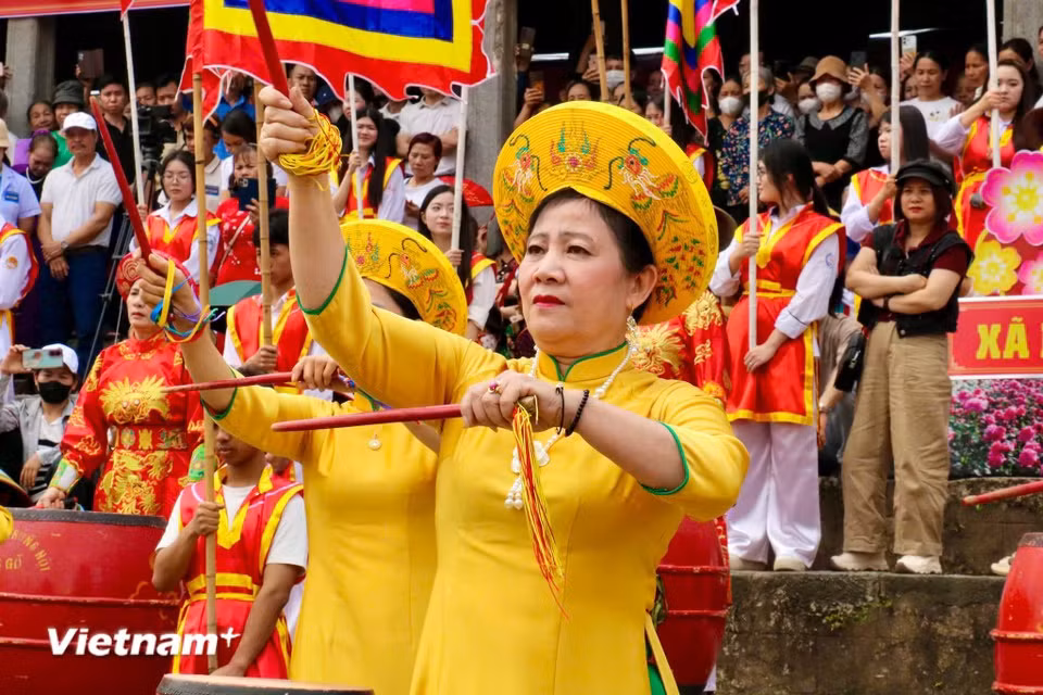 Sacred rituals are conducted according to ancient customs, with the experience of village elders and the involvement of younger participants (Photo: VietnamPlus)
