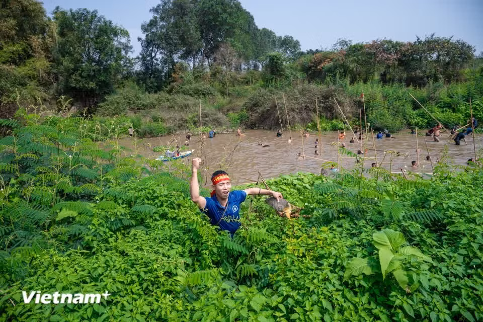 Vuong Duc Du, 29, from Lai Thuong commune (Thach That commune, Hanoi), expressed his excitement after being among the first to catch a big fish. (Photo: VietnamPlus)