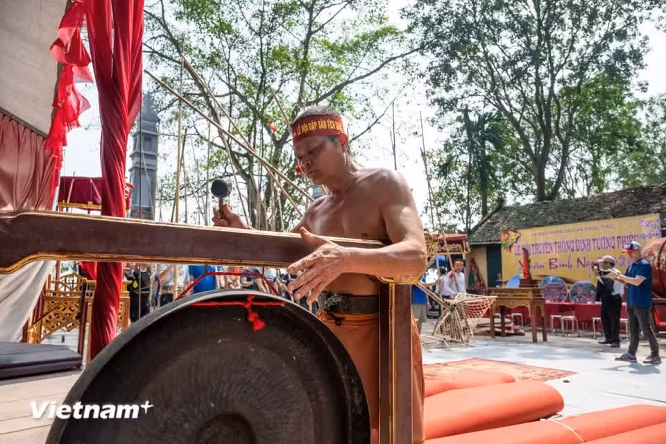 During the main festival days (around the 14th–16th days of the first lunar month), the community organises processions, incense offerings and rituals in honour of Saint Tan Vien, a figure closely associated with Ba Vi and folk legends of flood control and livelihood guidance. (Photo: VietnamPlus)