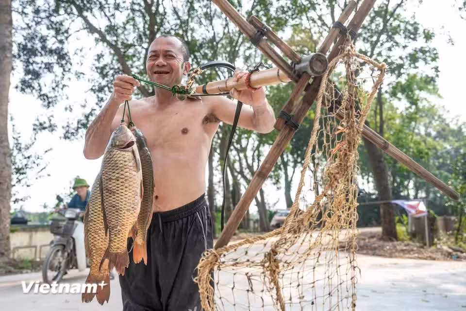 1By the end of a session, most participants carry home strings of freshly caught fish. (Photo: VietnamPlus)