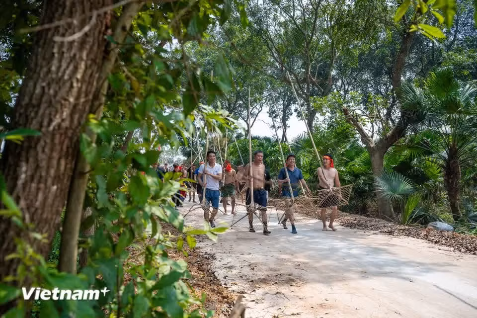 The traditional fish-catching festival in Phuc Tho commune of Hanoi centres on the “dap sao bat ca” ritual on the Tich River, closely linked to the nationally recognised Tuong Phieu communal house. (Photo: VietnamPlus)