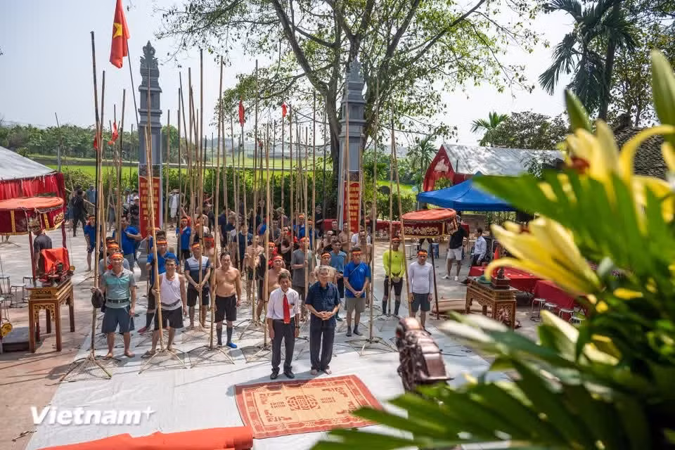 More than a fishing activity, the practice has evolved into a distinctive ritual embedded in the traditional festival of Tuong Phieu communal house, now recognised as part of the locality’s intangible cultural heritage. (Photo: VietnamPlus)