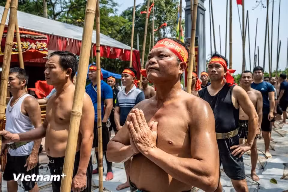 Nguyen Duc Ky, a 70-year-old chief officiant of Tuong Phieu communal house, noted that while the festival’s origin is unknown, it is held every three years - in the years of the Rat, Horse, Cat and Rooster - to preserve long-standing traditions. (Photo: VietnamPlus)