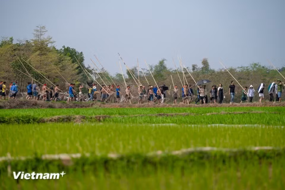 While the activity often peaks during the low-water months, often in late autumn and early winter in Tuong Phieu, the fish-catching ritual remains an integral part of the spring festival. (Photo: VietnamPlus)