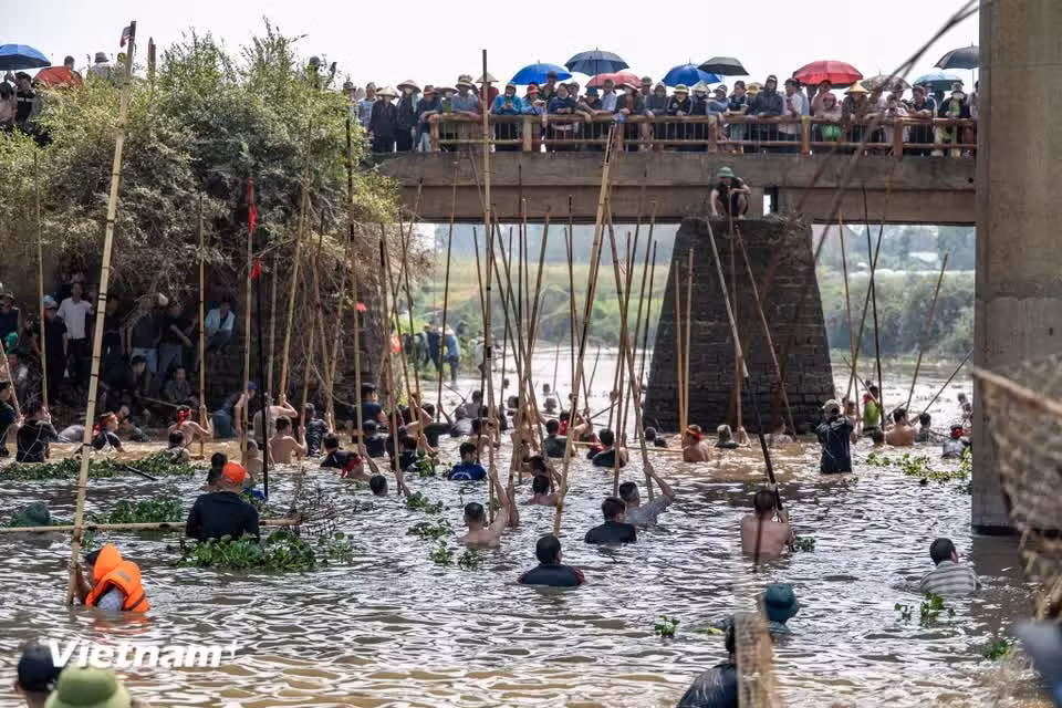 The “dap sao bat ca” festival at Tuong Phieu vividly reflects how riverine agricultural communities intertwine livelihoods with spiritual beliefs, forming a “living heritage” expressed through sound, movement and ritual offerings. (Photo: VietnamPlus)