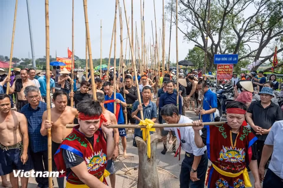 On the afternoon of March 2 (the 14th day of the first lunar month), hundreds of men - known as “dap thu” - gathered along the Tich River in Tuong Phieu, ready for a productive festival season. (Photo: VietnamPlus)