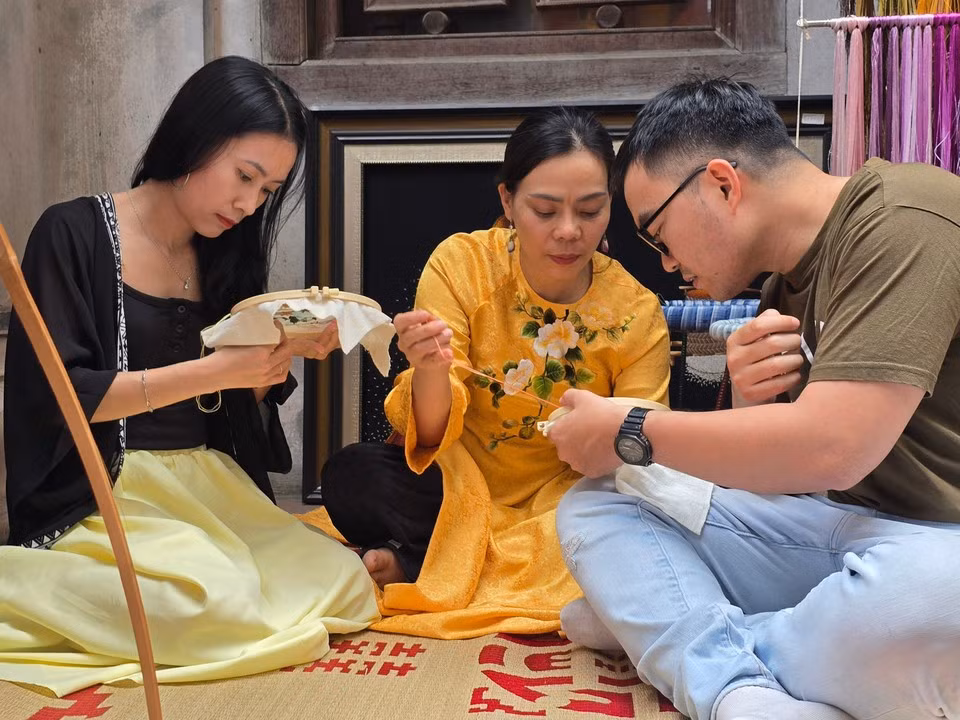 Visitors interested in traditional embroidery can visit Tu Thi Communal House (2 Yen Thai street), dedicated to Le Cong Hanh (1606–1661), the founder of Vietnam's embroidery craft. Appointments should be made in advance to join workshops led by local artisans. (Photo: VietnamPlus)