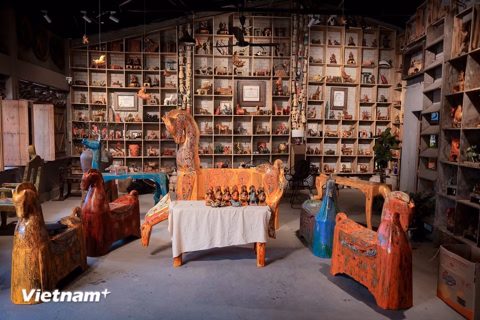 Nguyen Tan Phat creates the work “Bat ma truy phong,” which includes a horse-shaped table and eight horse-shaped chairs. This is the largest piece in the “Giong” collection. (Photo: VietnamPlus)