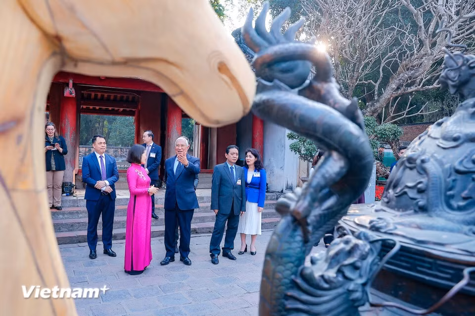 President of the European Council Antonio Costa explores the Temple of Literature (Photo: VietnamPlus)