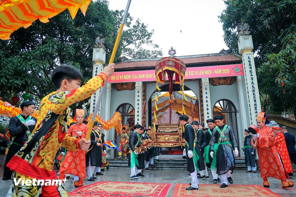 The event offers local people an opportunity to express reverence for national hero Bo Cai Dai Vuong Phung Hung (761 - 802). (Photo: VietnamPlus)