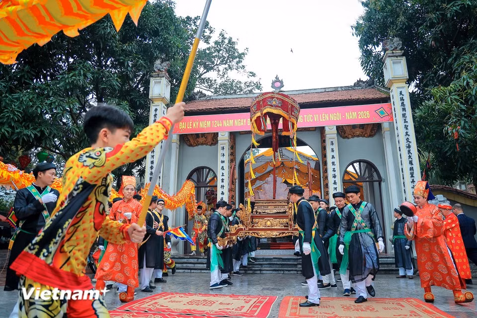 The event offers local people an opportunity to express reverence for national hero Bo Cai Dai Vuong Phung Hung (761 - 802). (Photo: VietnamPlus)