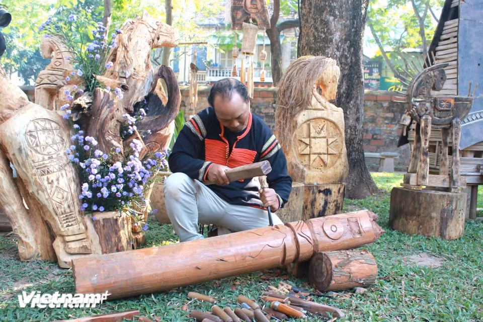 Central Highlands artisans do not receive formal academic training in sculpture; instead, their skills are passed down through generations. As a result, each carving is both distinctive and one of a kind. Pictured is artisan Y Bhiong Buon Ya, who attends the exhibition’s opening ceremony to share insights into Central Highlands culture. (Photo: VietnamPlus)
